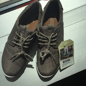 NWT TOMS Del Rey Taupe Sneakers